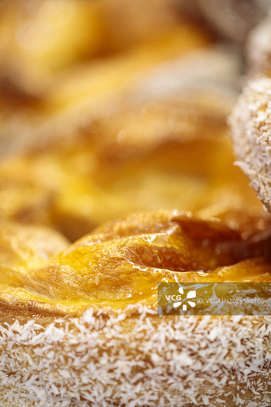 糕点店橱窗里的奶油甜点图片素材