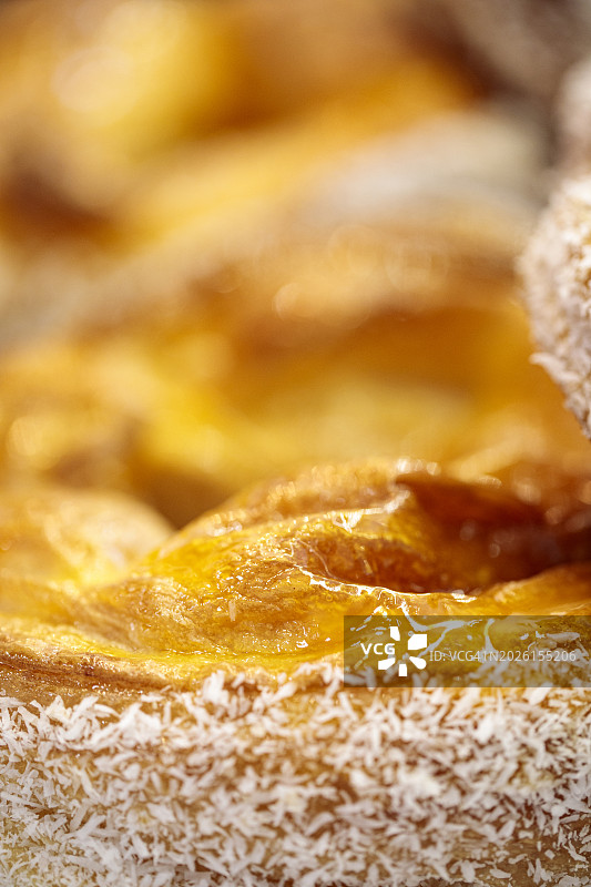 糕点店橱窗里的奶油甜点图片素材