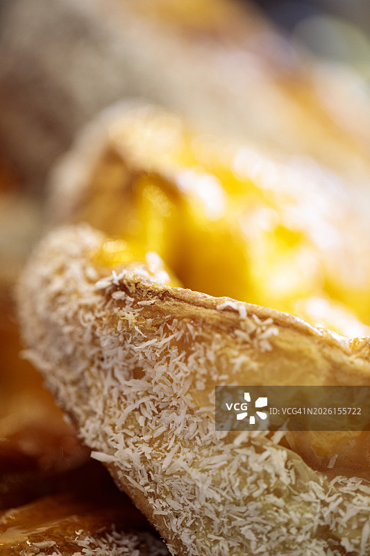 糕点店橱窗里的奶油甜点图片素材