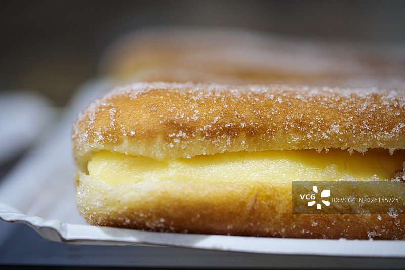 糕点店橱窗里的奶油甜点图片素材