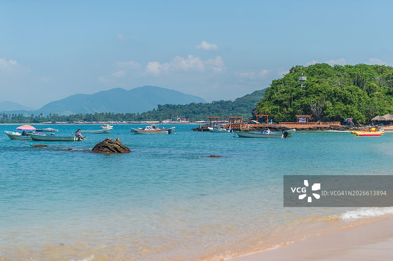 停靠在海滩附近的休闲船图片素材