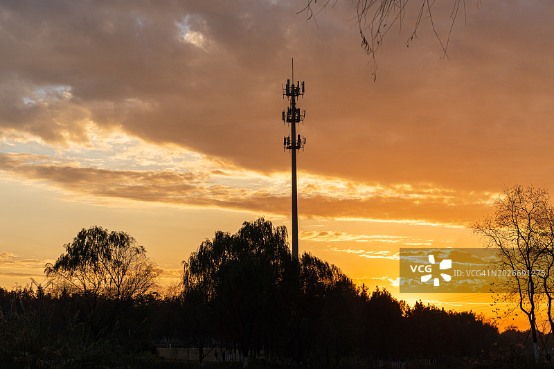 日落时分的5G通信信号基站图片素材