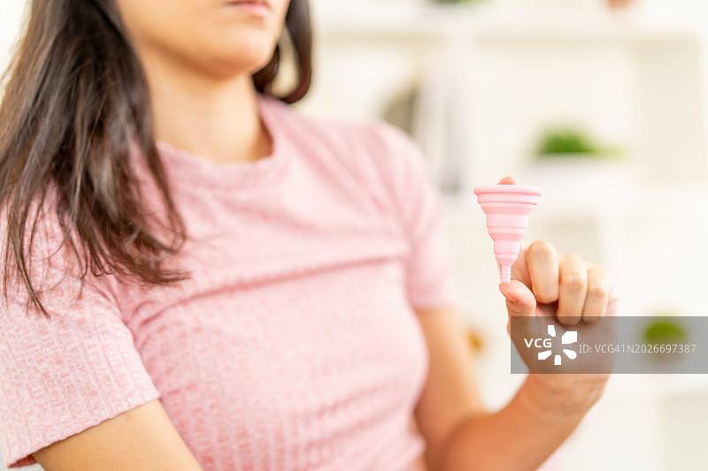 初次使用月经杯的年轻女人图片素材
