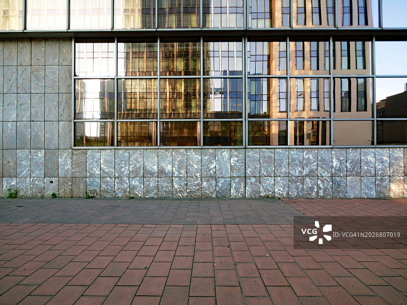 布鲁塞尔办公楼的玻璃幕墙图片素材