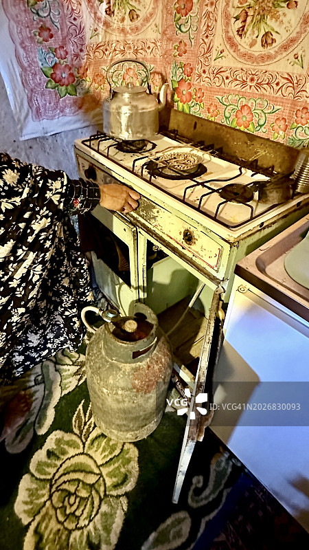 带老式烤箱的旧厨房图片素材