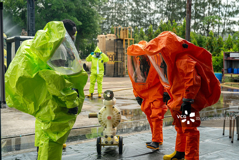 化学品泄漏事故救援行动图片素材