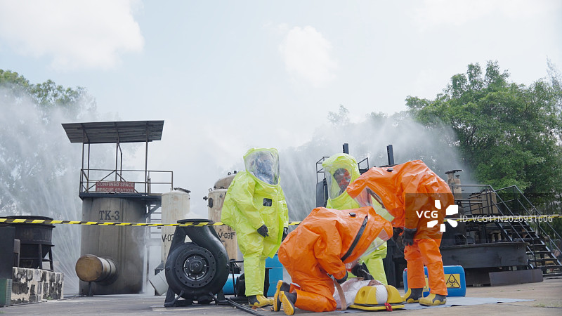 石化厂复杂作业化学品泄漏救援图片素材
