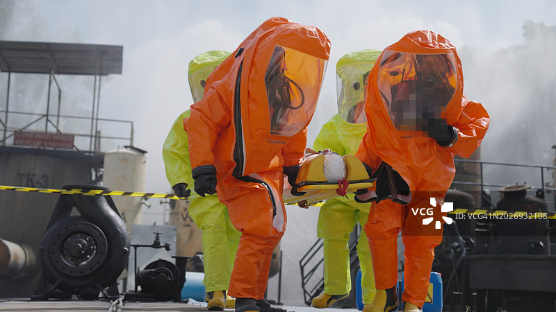 石化厂复杂作业化学品泄漏救援图片素材