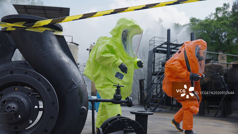 石化厂复杂作业化学品泄漏救援图片素材