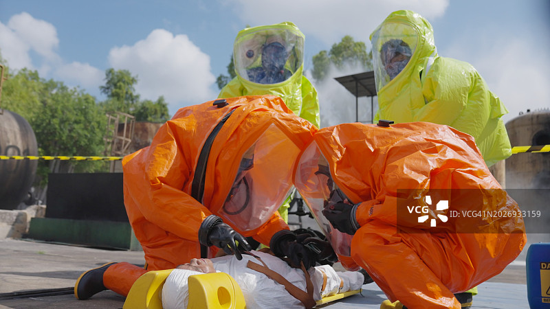 石化厂复杂作业化学品泄漏救援图片素材