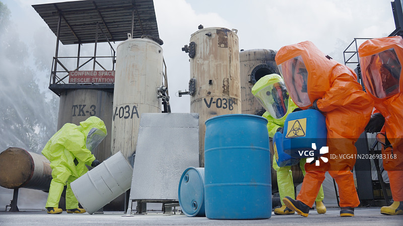石化厂复杂作业化学品泄漏救援图片素材