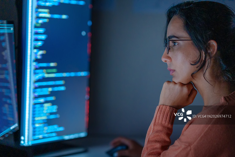 西班牙裔拉丁裔女软件工程师编辑计算机代码图片素材