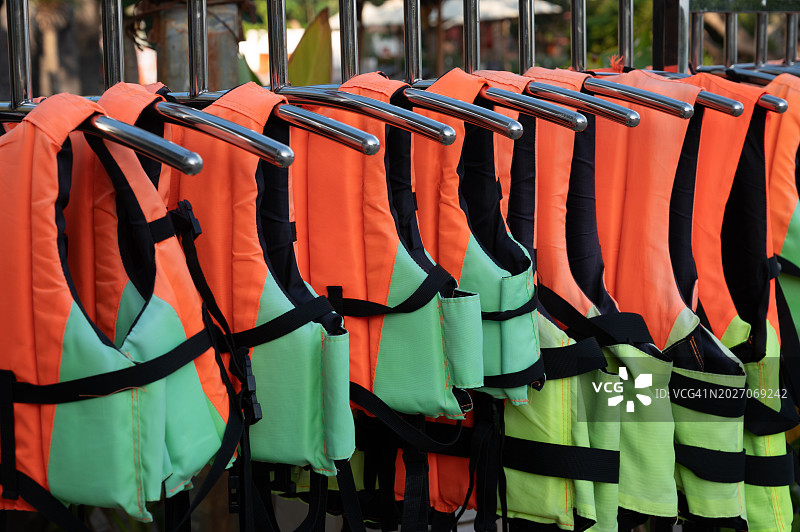 游泳池附近一排彩色救生衣图片素材