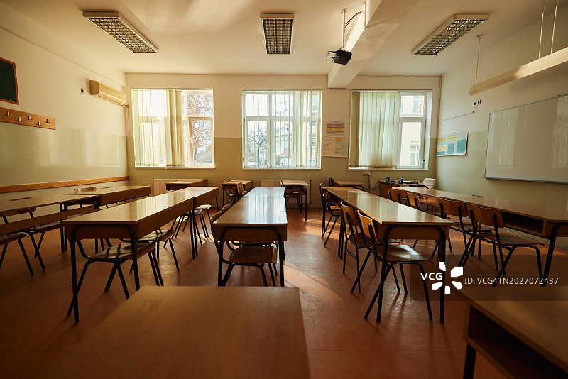 空荡荡的高中教室图片素材