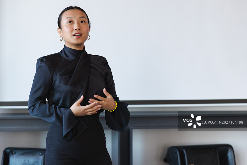 在会议中演讲的亚洲年轻女性图片素材