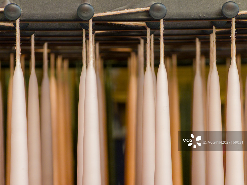 悬挂在框架上的已完成蜡烛图片素材