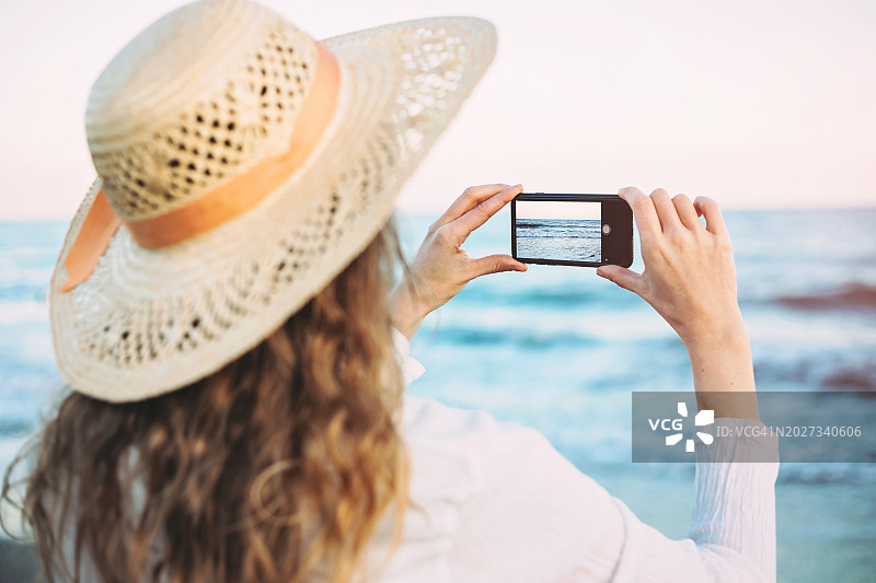 女人在海滩上拍照图片素材