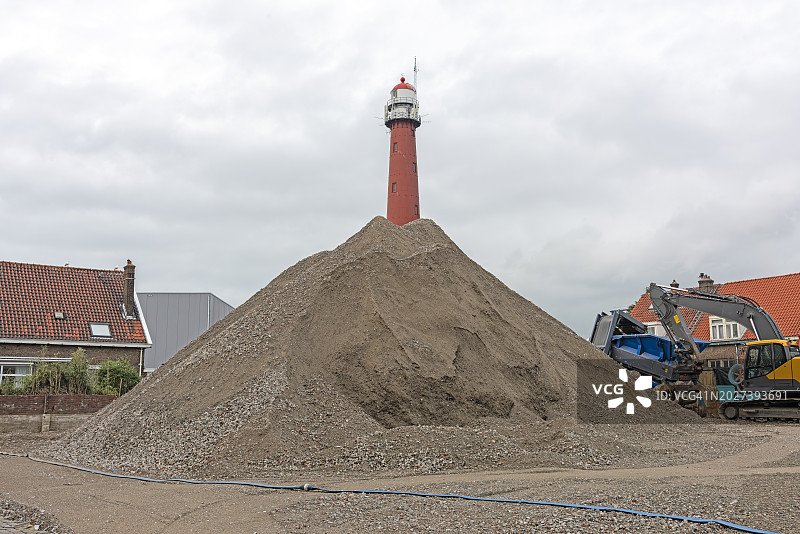 沙山后的高大红色灯塔图片素材