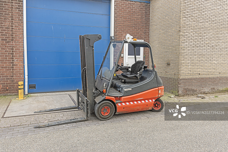 停在街边的橙色叉车图片素材