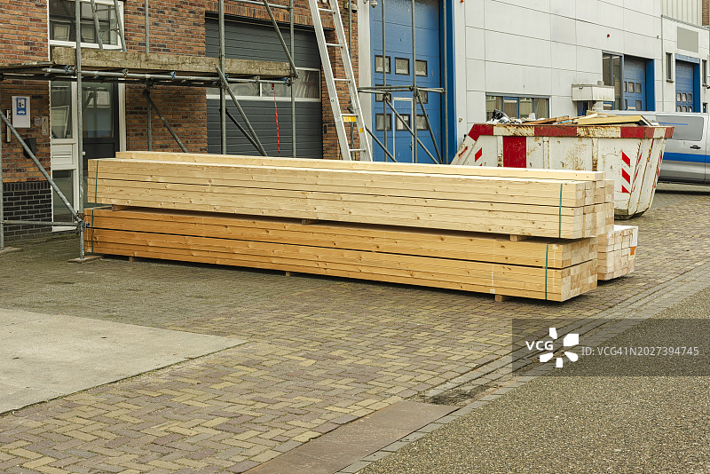 堆放在街道外面的长木梁图片素材