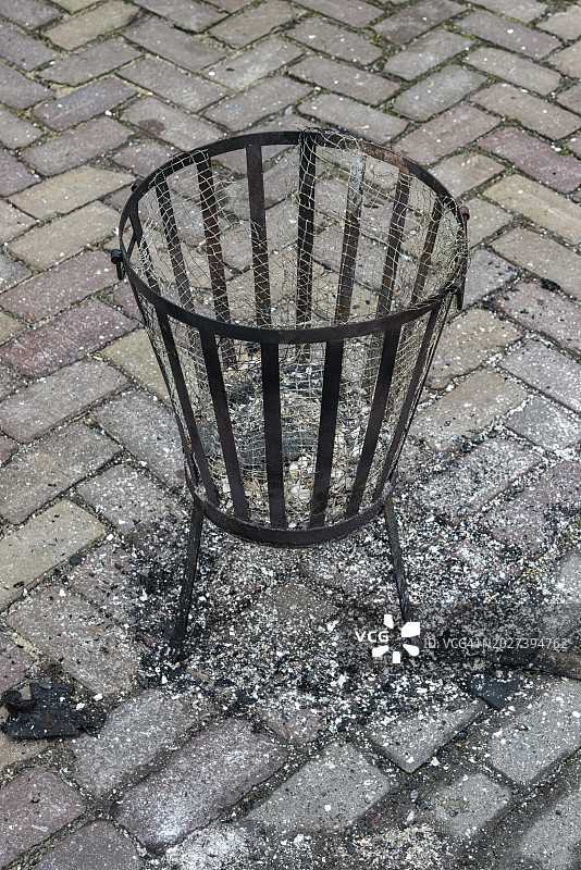 街道上的钢制火盆与灰烬图片素材