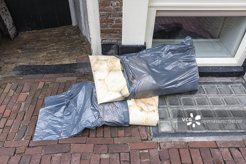 两个装满塑料垃圾的灰色垃圾袋图片素材