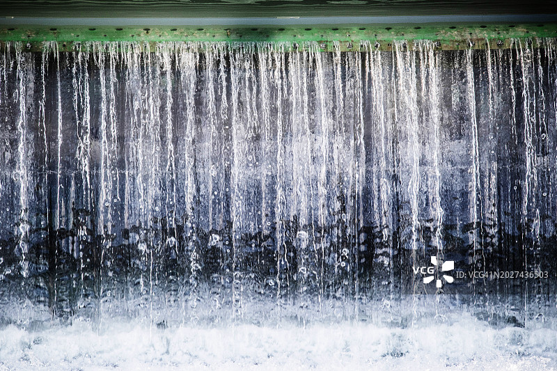 新鲜水流过堰的抽象图像图片素材