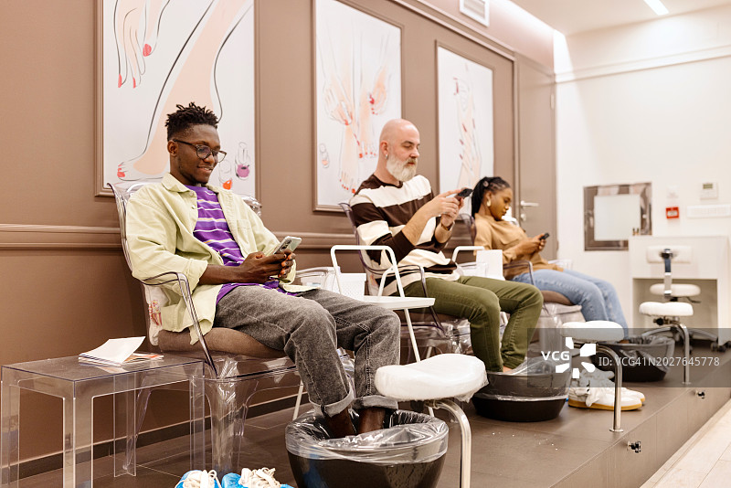 现代人在美容院做足疗图片素材