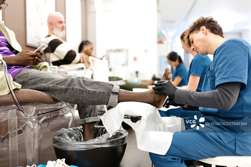 美容院里忙碌的人们图片素材