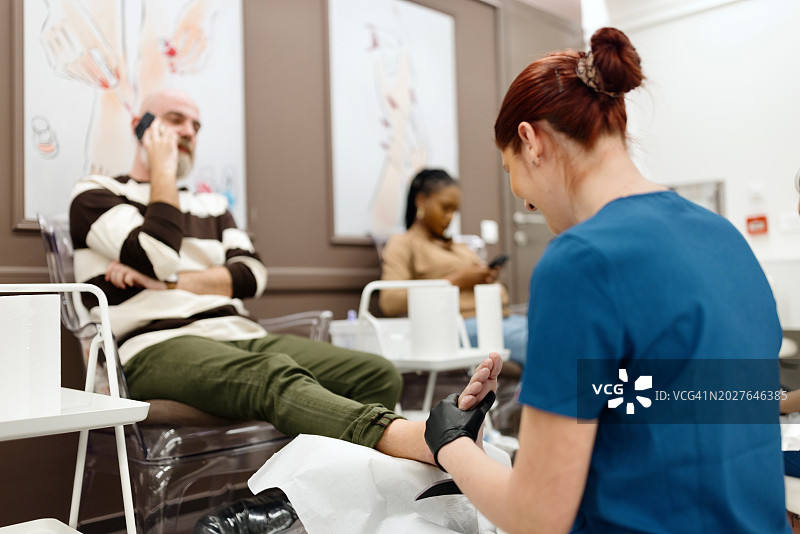 在美容院做足疗的高效男人图片素材