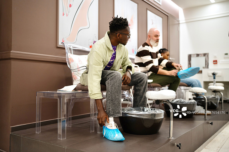 在美容院做修脚的现代人图片素材