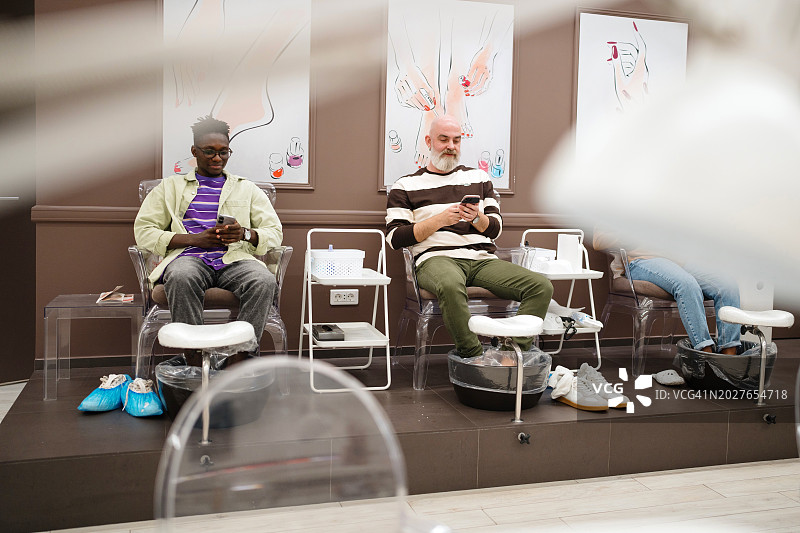 男人在美容院做足部护理图片素材