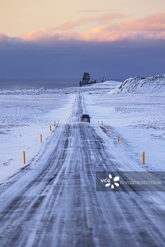 寒冷冬日斯奈山半岛上的汽车，冰岛，欧洲图片素材