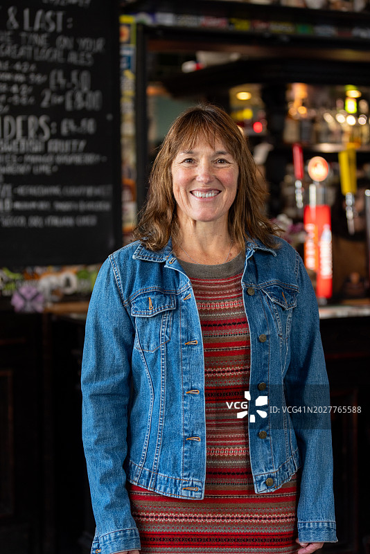 酒吧里优雅的中年妇女肖像图片素材