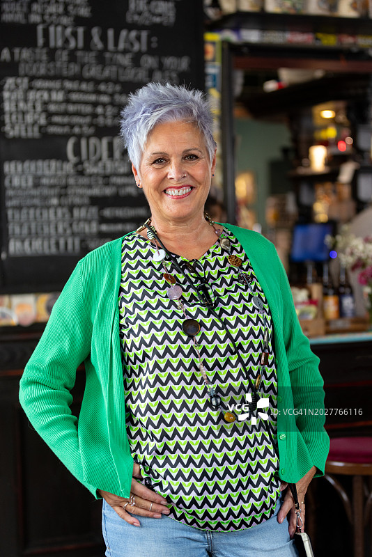 自信的中年妇女肖像图片素材