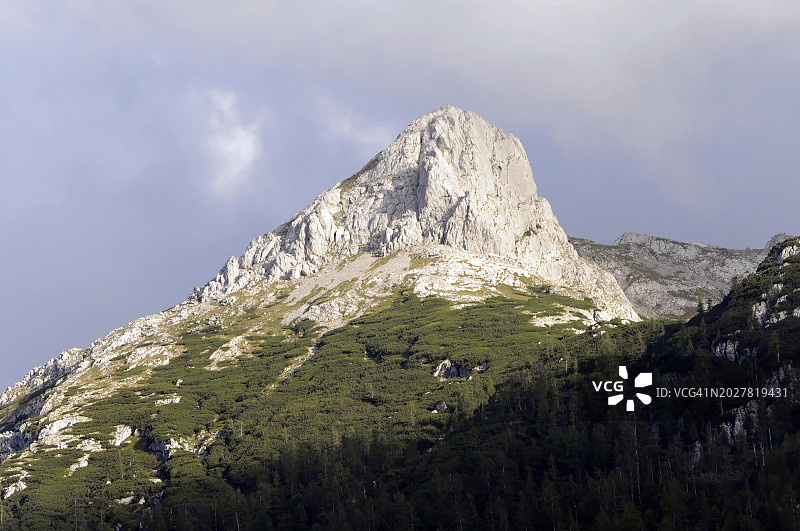 国王湖与瓦茨曼山，贝希特斯加登国家公园秋季山景倒影图片素材