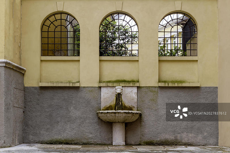 意大利加尔达湖畔里瓦朱塞佩·克拉夫纳拉广场的饮水机图片素材