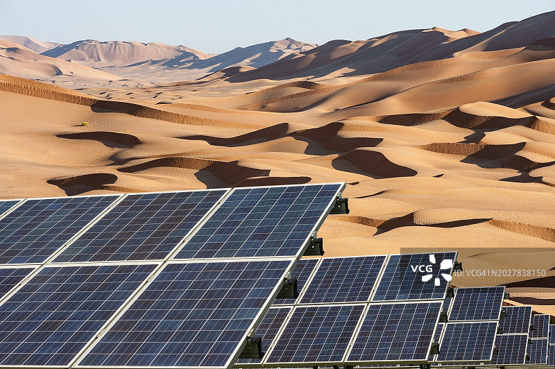沙漠中的太阳能电池板图片素材