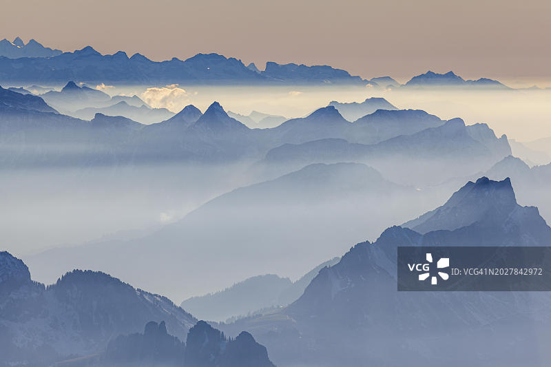 瑞士阿尔卑斯山山脉秋季景色图片素材