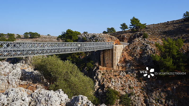 连接两座岩石山的桥梁：位于希腊克里特岛斯法基亚阿拉德纳峡谷图片素材