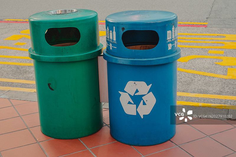 新加坡的两个公共生态垃圾桶图片素材