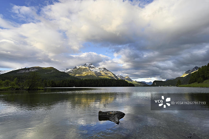 瑞士恩嘎丁锡尔斯湖的清晨图片素材