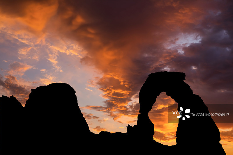美国拱门国家公园日落时分的精致拱门图片素材
