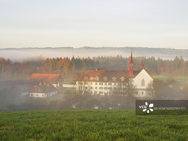 瑞士楚格州哈根多恩弗劳恩塔尔修道院雾中的清晨氛围图片素材