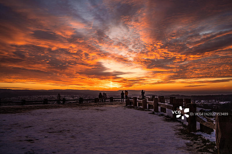 人们在德国沃尔伯格雪地观看壮观的日落图片素材