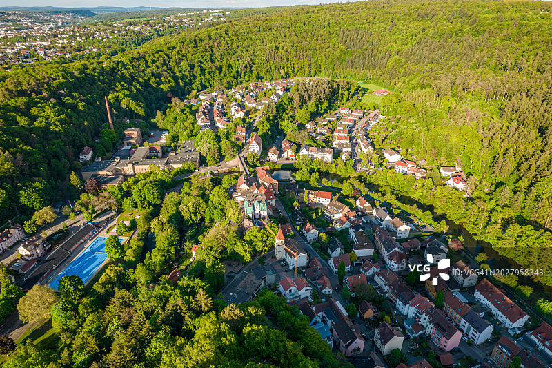 德国普福尔茨海姆，绿树成荫的山坡小镇航拍图片素材