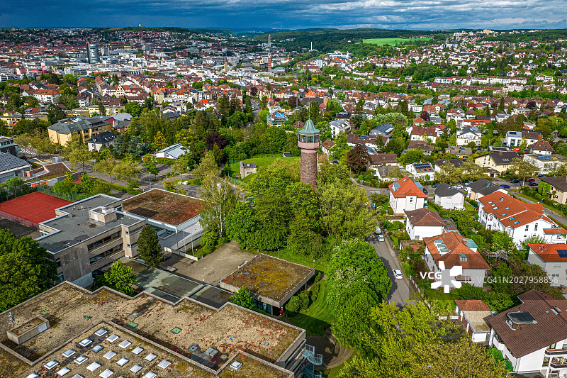 德国普福尔茨海姆：水塔、树木和住宅区鸟瞰图图片素材