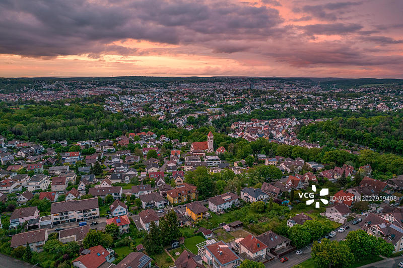 德国普福尔茨海姆市黄昏时分的城市航拍，有教堂塔楼和多云的天空图片素材