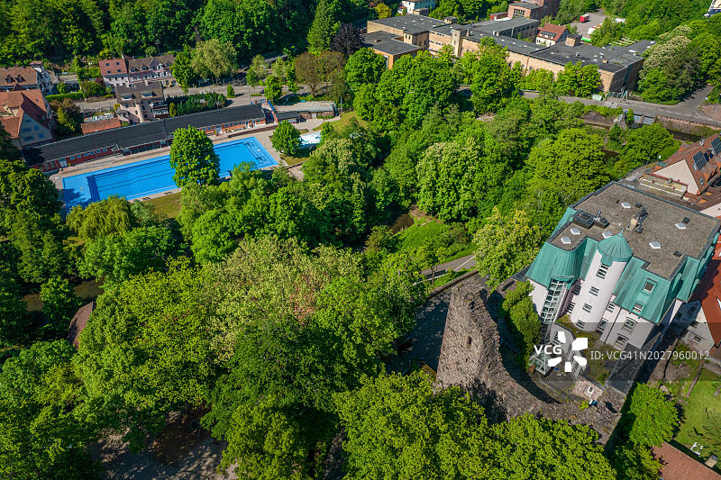 德国普福尔茨海姆青年旅舍旁的游泳池鸟瞰图图片素材