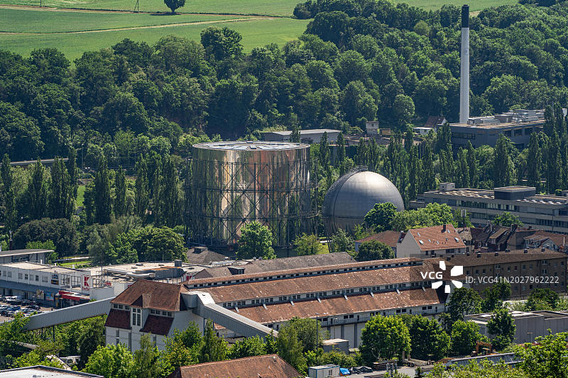 带有冷却塔和工厂建筑的工业综合体，周围环绕着绿地，位于德国普福尔茨海姆图片素材